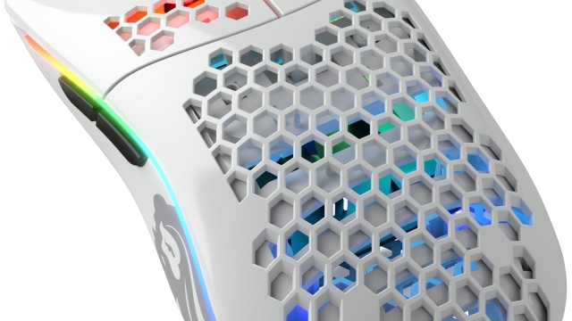 Glorious Gaming Model O Ratón gaming con cable – 67 g superligero, diseño colmena, RGB, sensor Pixart 3360, switches de Omron, ambidiestro – Blanco brillante